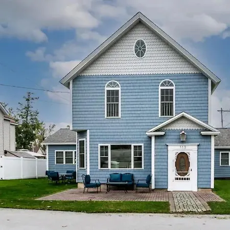 Luxurious 5 Bedroom Home In The Heart Of Sylvan Beach